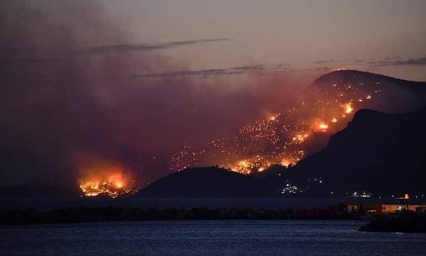 Φωτιά στη Σάμο: Εκκενώθηκαν τα χωριά Μακριά Πούντα και Λιμνιώνας - Φωτογραφίες και βίντεο