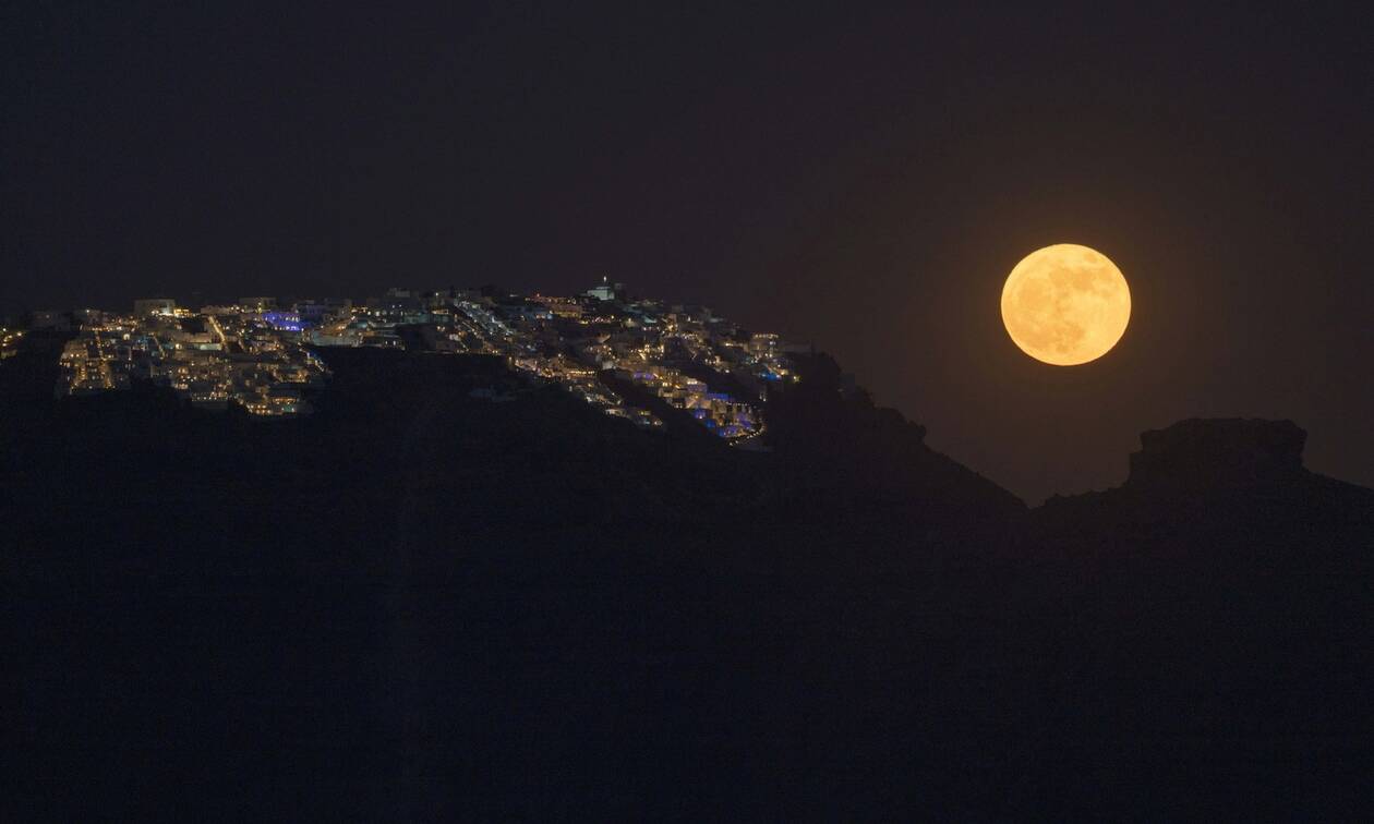 «Φεγγάρι του Ελαφιού»: Μάγεψε η μεγαλύτερη υπερπανσέληνος του 2022 (pics)