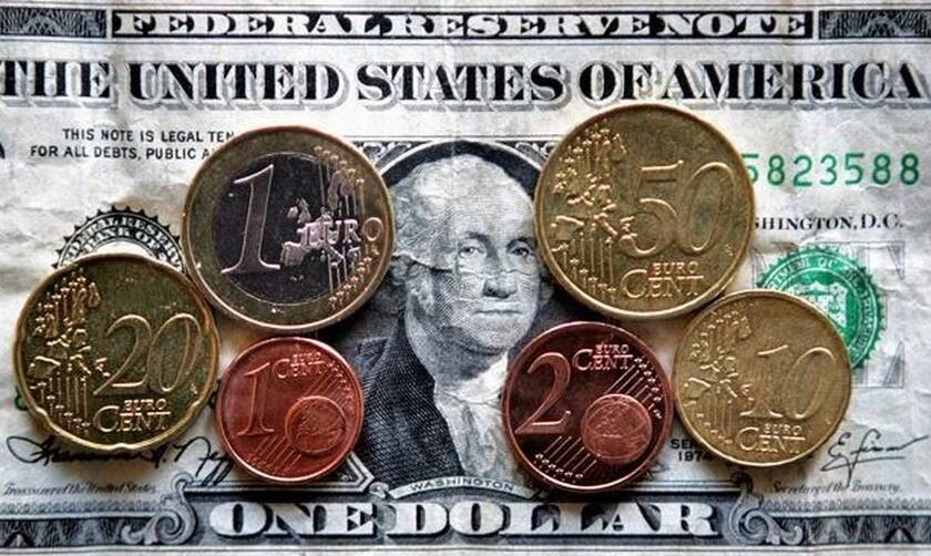 Το ευρώ διασπώντας την απόλυτη ισοτιμία με το δολάριο έφθασε και σήμερα σε νέο χαμηλό 20 ετών