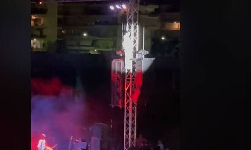 Χρήστος Μάστορας: Σκαρφάλωσε σε στύλο φωτισμού σε συναυλία του στην Πάτρα