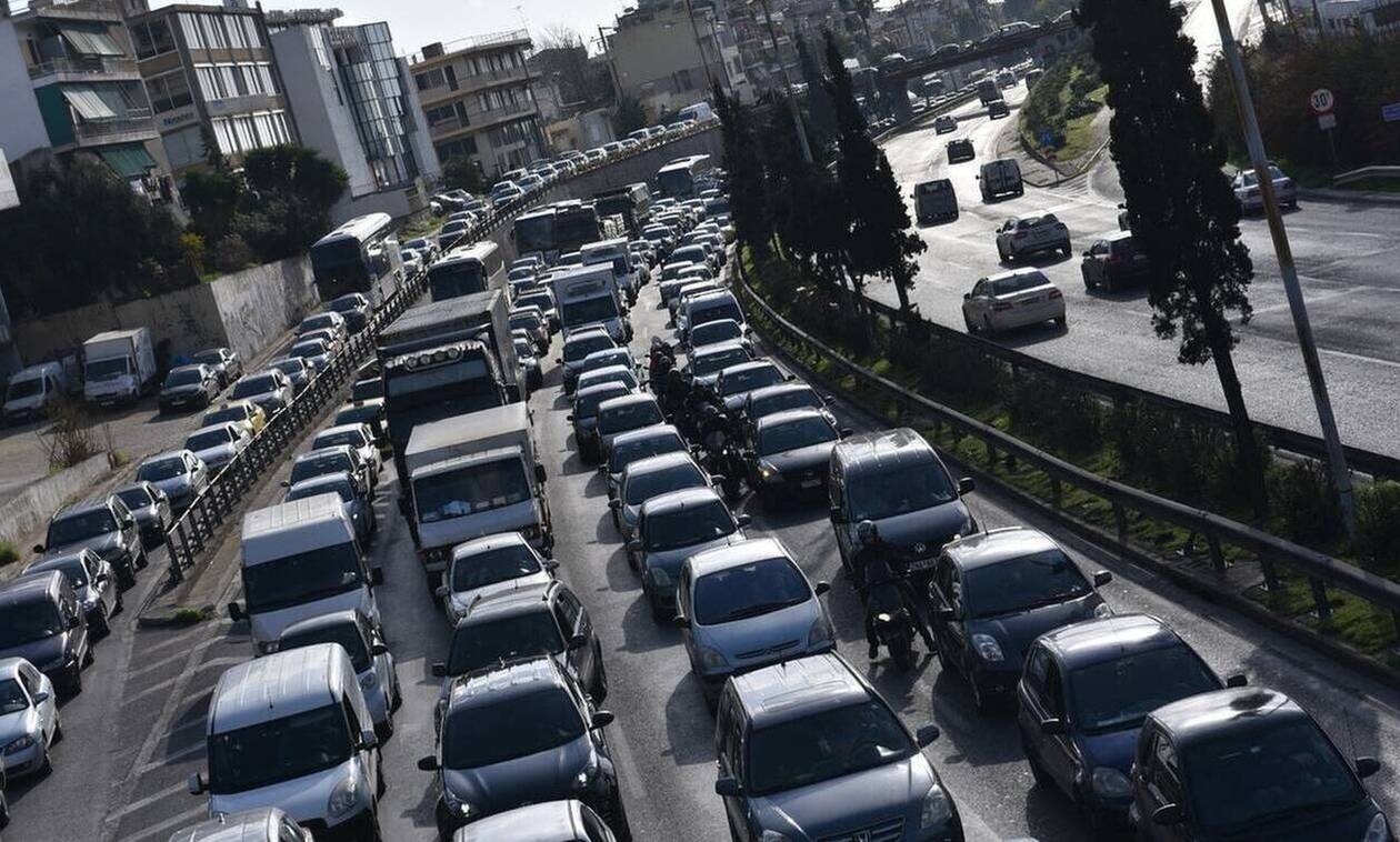Κίνηση τώρα: Μεγάλες καθυστερήσεις στην Παραλιακή μετά από τροχαίο ατύχημα τριών οχημάτων
