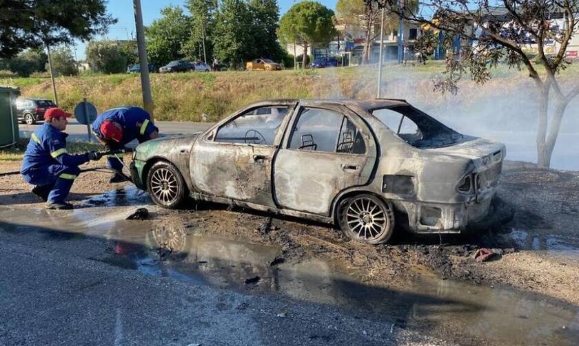 Αγρίνιο: Αυτοκίνητο «άρπαξε» φωτιά στη μέση του δρόμου