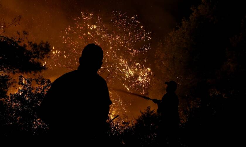 Φωτιά στο Ρέθυμνο: Νύχτα αγωνίας σε Σακτούρια και Αμπελάκι - Μάχη με τα καντηλάκια και τους ανέμους