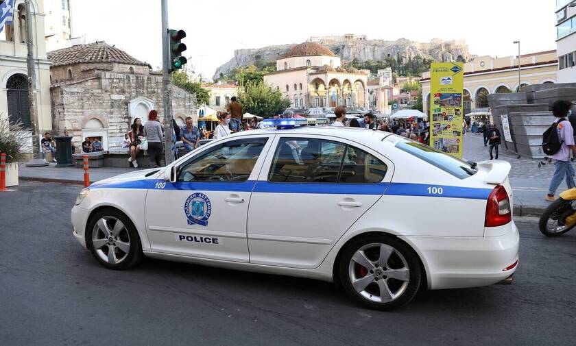 Θεσσαλονίκη: Κλείδωσε τα παιδιά στο αυτοκίνητο για να κάνει απεντόμωση στο σπίτι