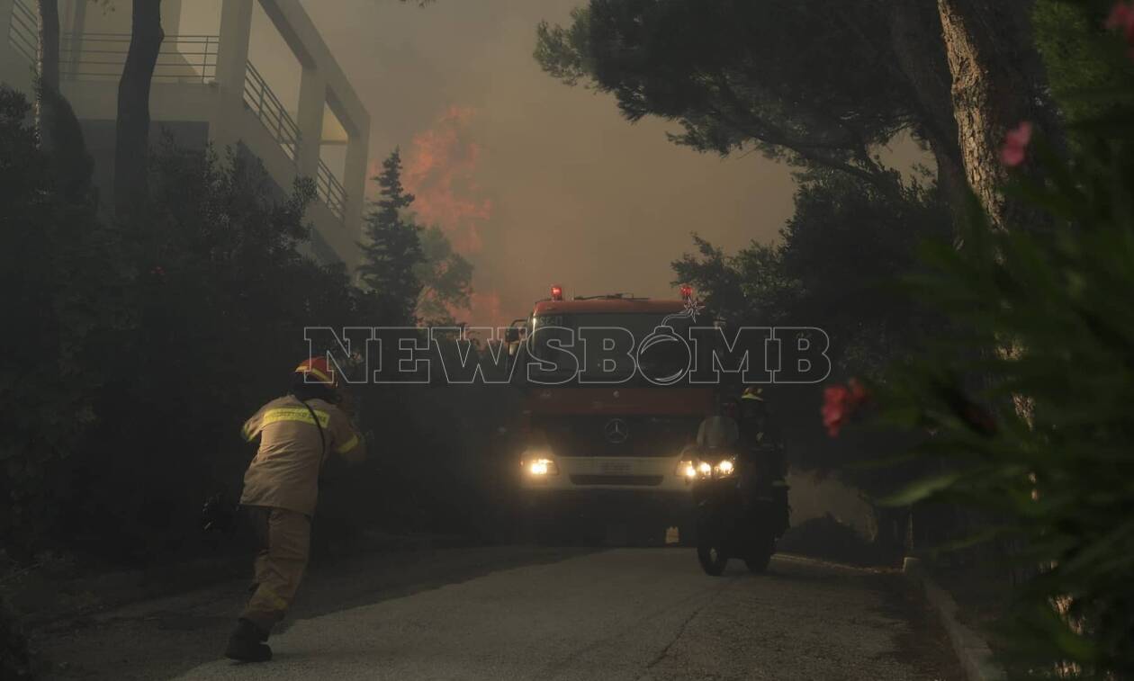 Φωτιά στην Πεντέλη: Στα πρώτα σπίτια οι φλόγες – Μάχη πυροσβεστών και πολιτών να τα σώσουν