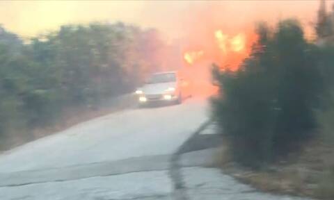 Φωτιά Πεντέλη: Τρομακτικό βίντεο - Αυτοκίνητο πέρασε από τις φλόγες - Έφυγε το συνεργείο του Open