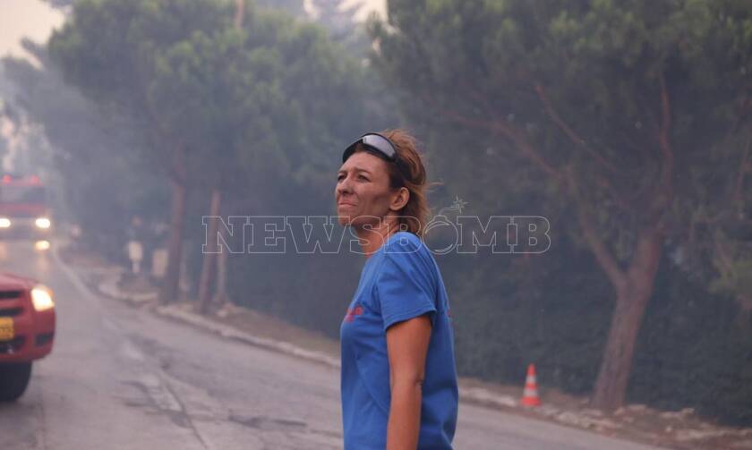 Ρεπορτάζ Newsbomb.gr - Εθελόντρια μιλά για τη φωτιά: «Πήγαμε σε διάφορα σημεία που είχαμε πρόσβαση»