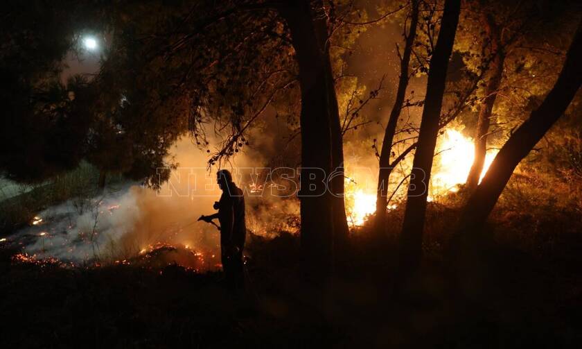 Φωτιά στην Πεντέλη: Τρομακτική η εικόνα του πύρινου μετώπο - Η πυρκαγιά κάνει τη νύχτα - μέρα