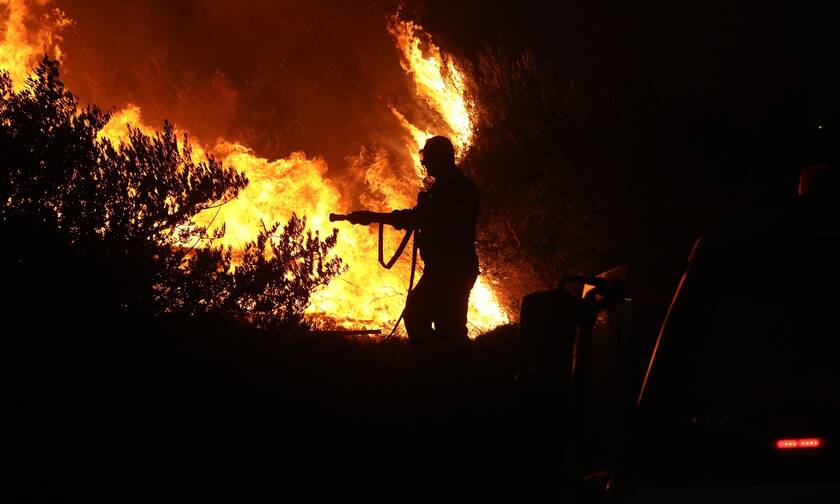 Ολονύχτια και διαρκή μάχη με τις φλόγες δίνουν οι πυροσβεστικές δυνάμεις στην πυρκαγιά στην Πεντέλη
