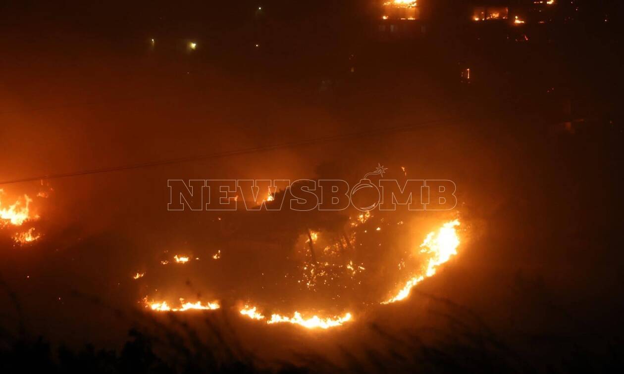 Φωτιά στην Πεντέλη: Καίγονται σπίτια στην Ανθούσα - Αγώνας να σωθεί το Παίδων