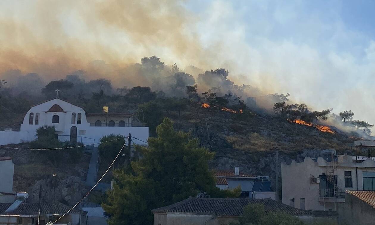 Φωτιά στη Σαλαμίνα: Δίπλα στην πόλη το τριπλό πύρινο μέτωπο - Μήνυμα του 112 για εκκένωση