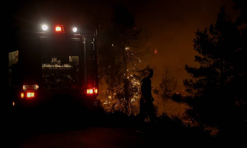 Υπό έλεγχο η φωτιά στη Σαλαμίνα, καλύτερη η εικόνα στα Μέγαρα -Σε επιφυλακή η Πυροσβεστική για αναζω