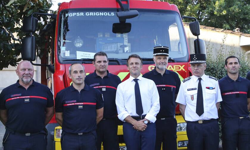 O Μακρόν συνεχάρη τους ήρωες πυροσβέστες στην περιοχή Ζιρόντ