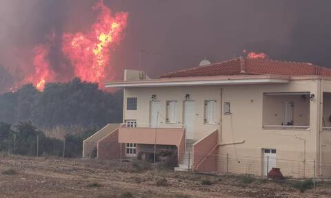 Δήμαρχος Μυτιλήνης στο Newsbomb.gr: Κάηκαν σπίτια και επιχειρήσεις στα Βατερά - Μέτωπο προς Πλωμάρι