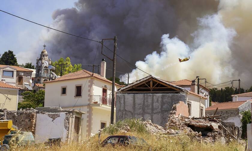 Live Blog: Εκκενώθηκαν Βρίσα και Σταυρός στη Μυτιλήνη - Αγωνία για το παρθένο δάσος της Δαδιάς
