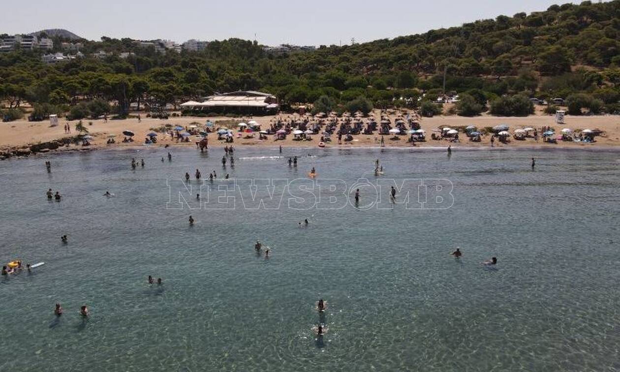 Ρεπορτάζ Newsbomb.gr: Γεμάτες οι παραλίες της Αττικής – Διαφυγή από τον καύσωνα ψάχνουν οι Αθηναίοι