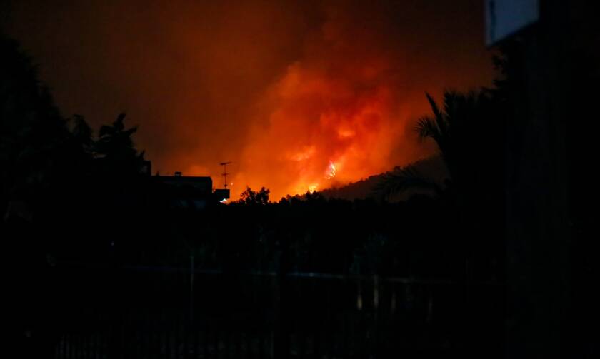 Καλαμάτα: Σε εξέλιξη η φωτιά στην περιοχή Ακριτοχώρι