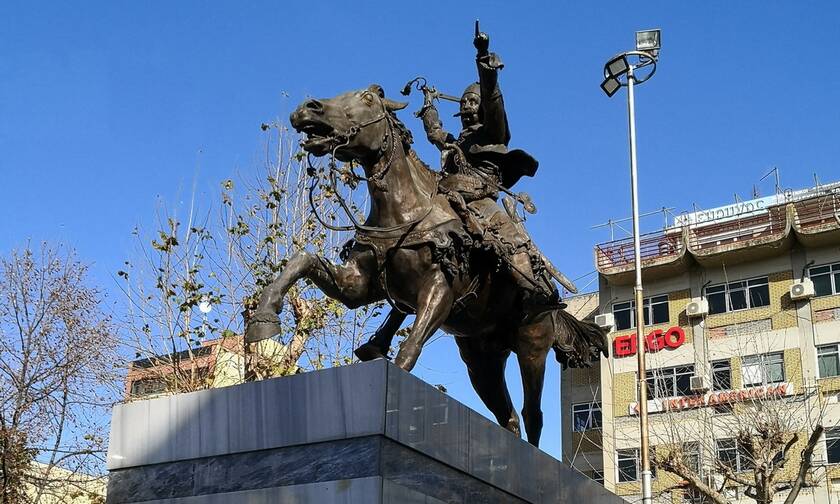 Καρδίτσα: Ο έφιππος ανδριάντας του Γεωργίου Καραϊσκάκη δεσπόζει στην κεντρική πλατεία της πόλης