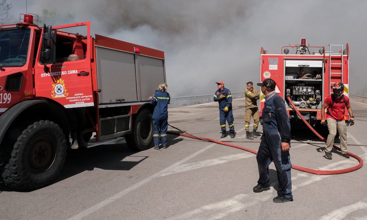 Φωτιά στη Μάνδρα: Πού έχει διακοπεί η κυκλοφορία των οχημάτων λόγω της πυρκαγιάς