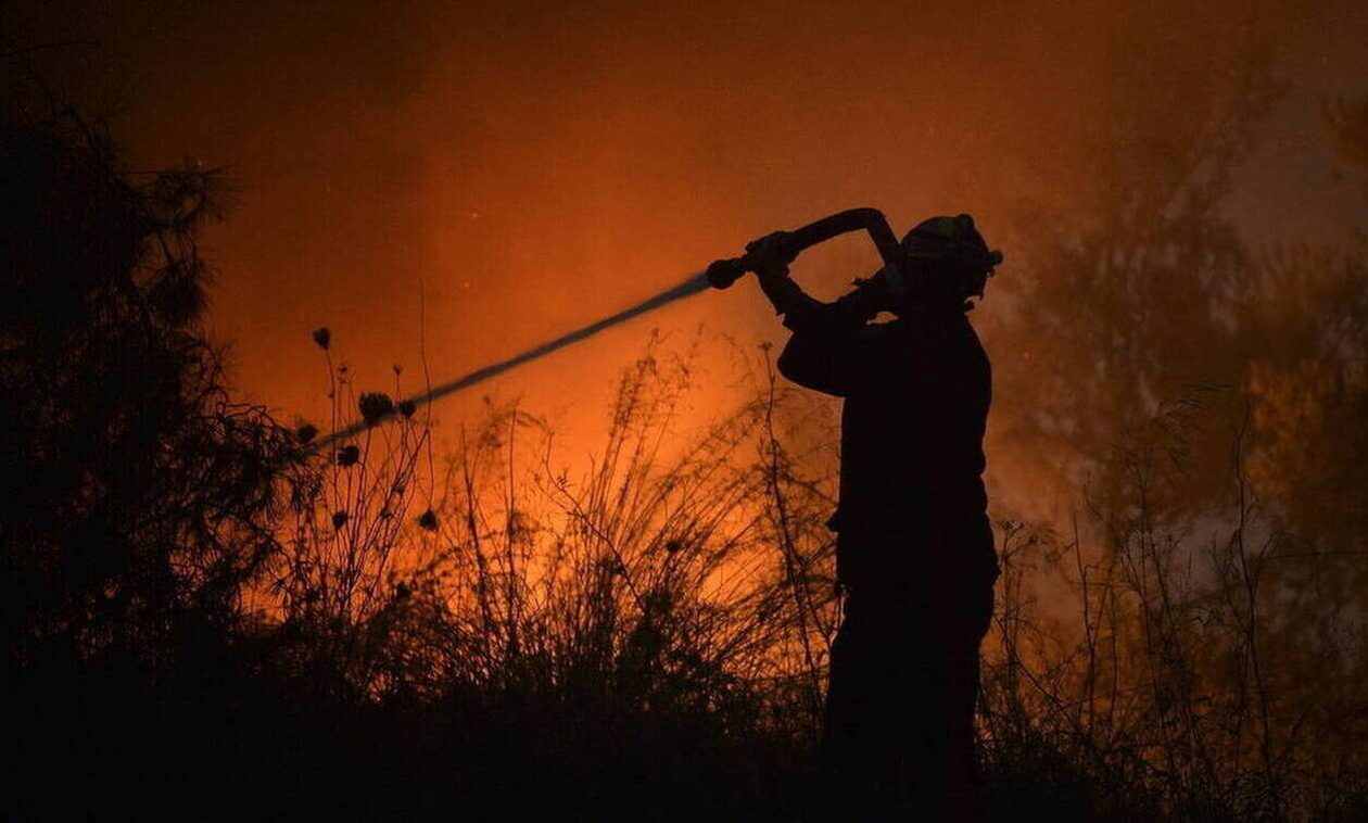 Φωτιά στη Μάνδρα: Διάσπαρτες εστίες στην περιοχή - Αντιμετωπίστηκε μικρή αναζωπύρωση