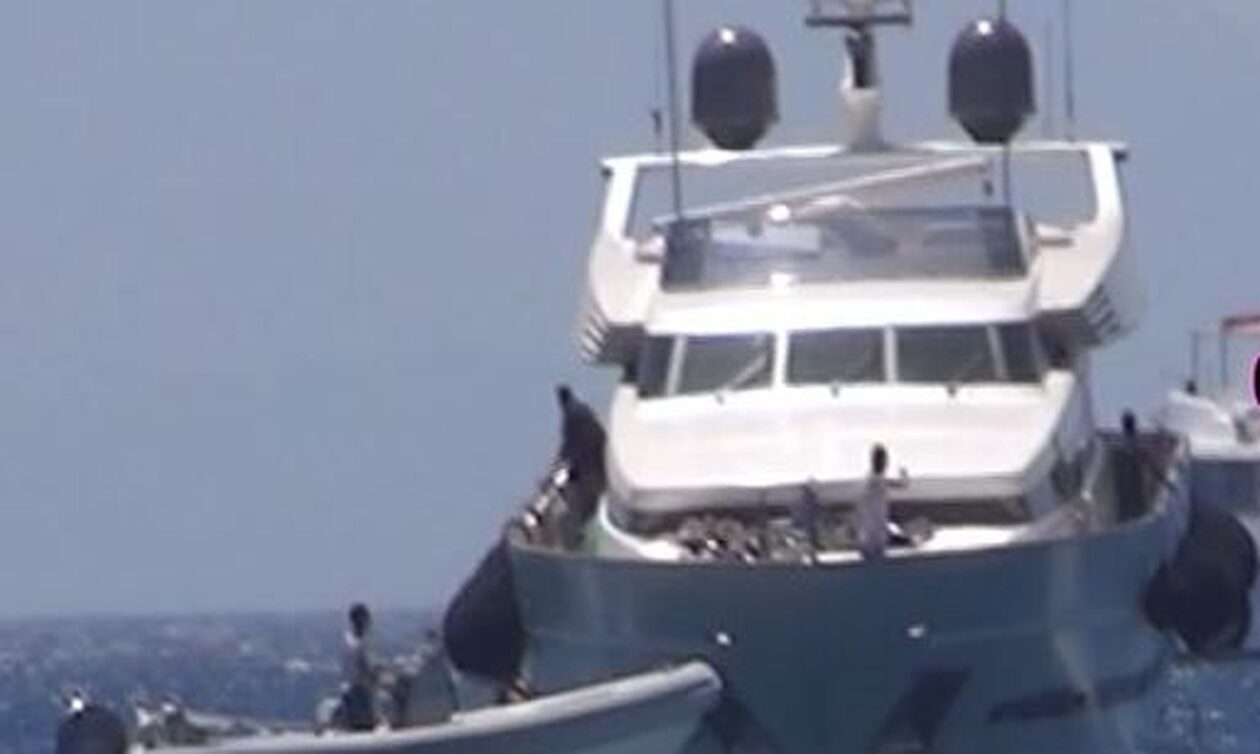 Μύκονος: Υπερπολυτελές σκάφος προσέκρουσε σε ξέρα - Προσπάθειες από το Λιμενικό για να μην βυθιστεί