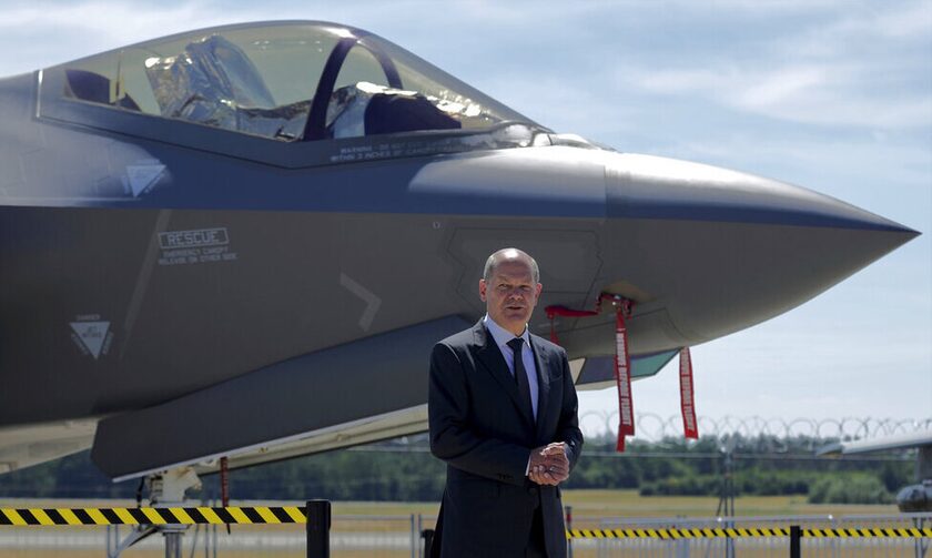 Όλαφ Σολτς μπροστά από ένα F-35
