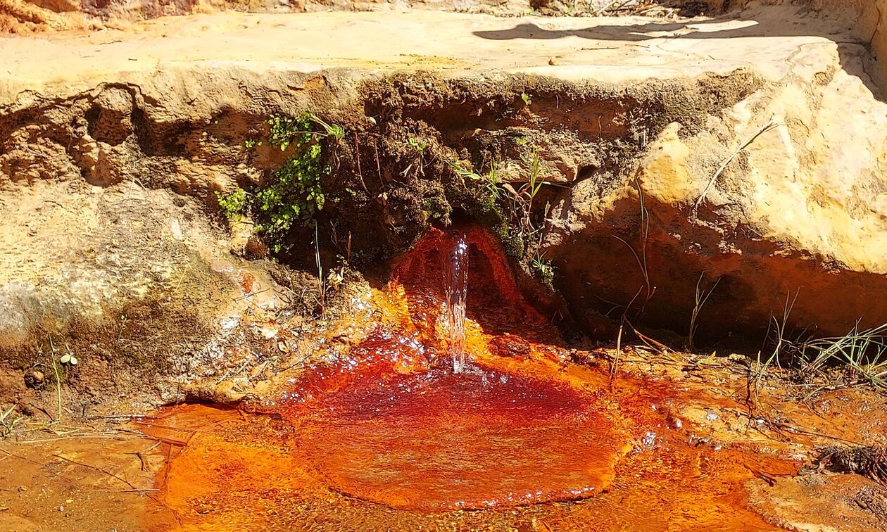 Κόκκινο νερό: Ένας άγνωστος παράδεισος στην Λάρισα - Η πηγή με τις «θαυματουργές» ιδιότητες