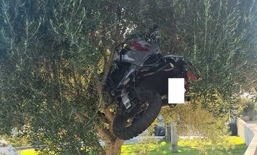 Λασίθι: Μηχανή κατέληξε σε ελαιόδεντρο μετά από τροχαιο