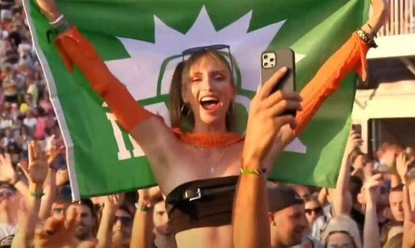 Τύπισσα «έσκασε» στο Tomorrowland με σημαία του ΠΑΣΟΚ (vid)