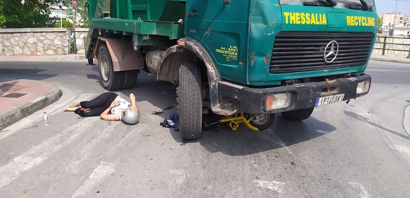 Σώθηκε από θαύμα: Φορτηγό παρέσυρε 59χρονη δικυκλίστρια