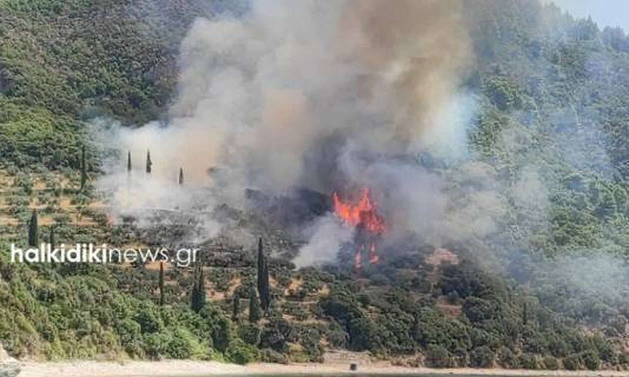 Συνεχίζεται η «μάχη» με τις φλόγες στο Άγιο Όρος - Νέα ενίσχυση των πυροσβεστικών δυνάμεων