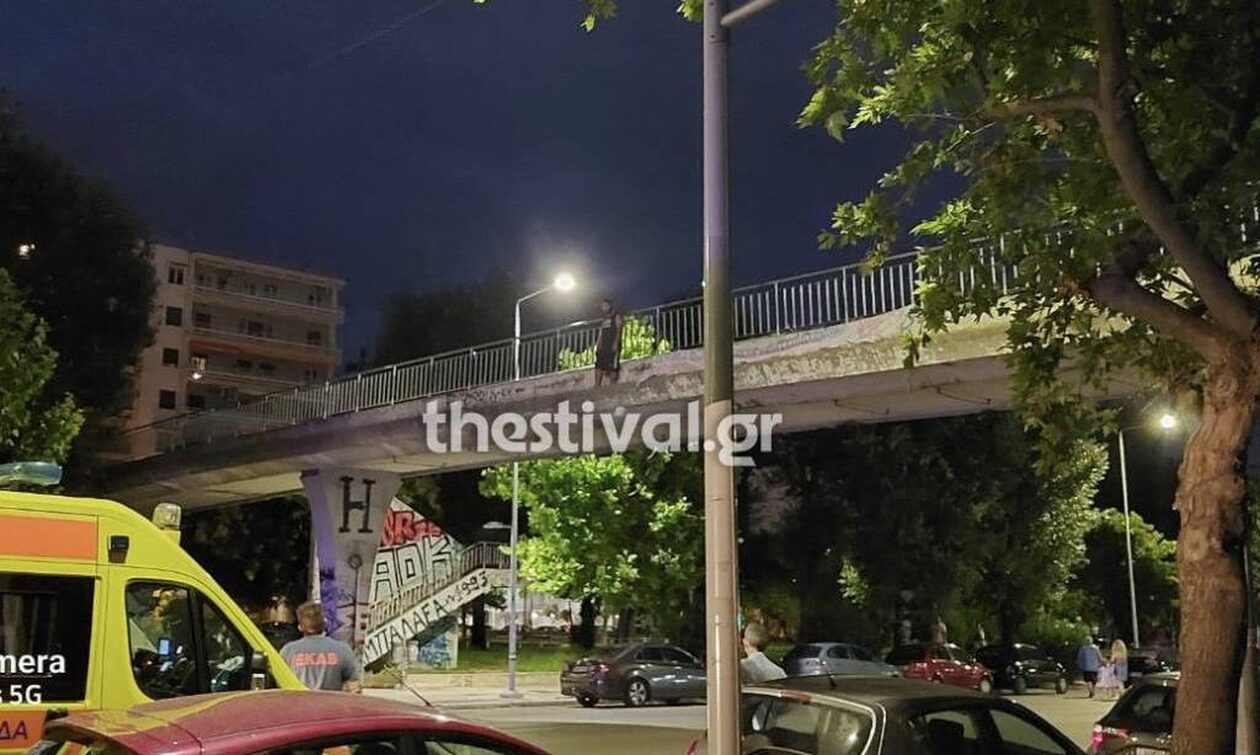 Θεσσαλονίκη: Νεαρός απειλούσε ότι θα πηδήξει από γέφυρα στην παραλιακή (video)