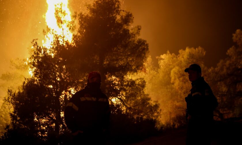 Ολονύχτια μάχη με τις φλόγες στο Άγιο Όρος: Ενισχύθηκαν οι δυνάμεις της Πυροσβεστικής 