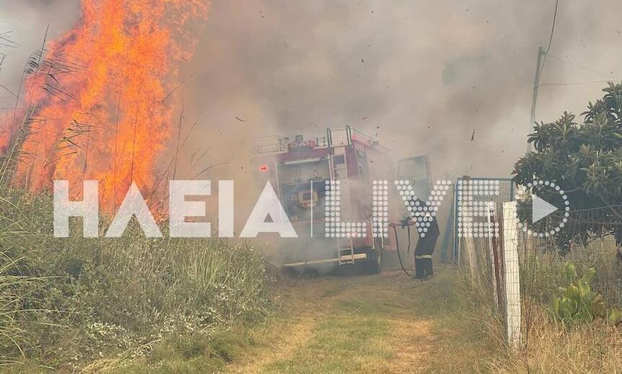 Φωτιά στην Ηλεία: Στιγμές τρόμου με πυροσβεστικό όχημα που τυλίχτηκε στις φλόγες στη Σπιάντζα