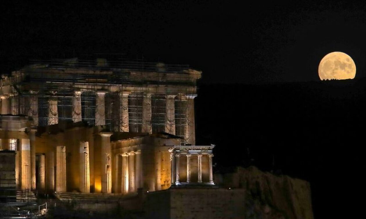 Πανσέληνος Αυγούστου: Πού θα δείτε τη «βροχή» των Περσείδων και το γεμάτο φεγγάρι σε όλη την Ελλάδα