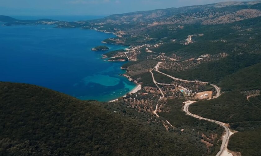 Το ελληνικό χωριό με τα κρυστάλλινα νερά που δε θες πλοίο για να πας