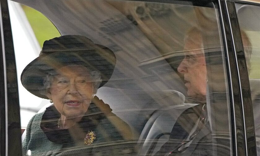 Βασίλισσα Ελισάβετ: Και όμως δέχεται οδηγίες – Ποια είναι η μυστηριώδης «γυναίκα στο καπό»