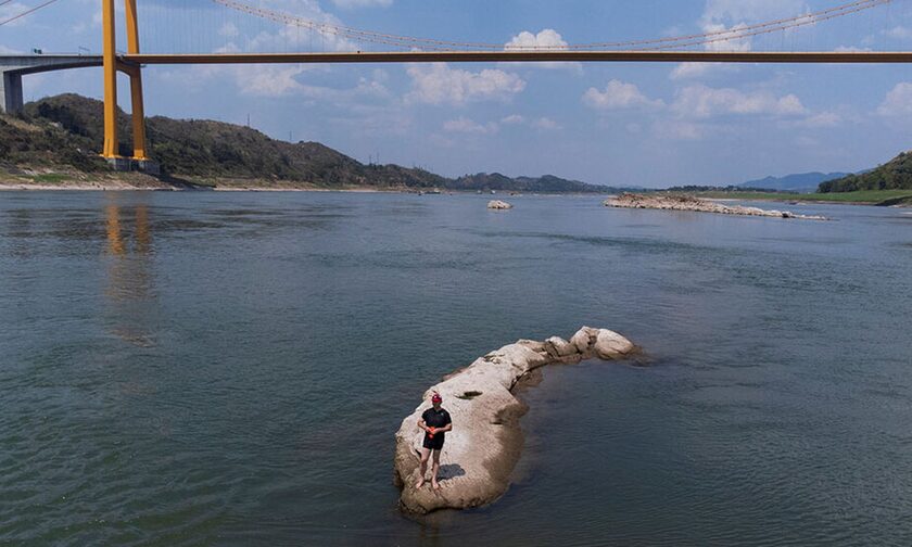 Κίνα: Εμφανίστηκαν... νησάκι και αγάλματα σε ποταμό, καθώς πέφτει η στάθμη του νερού