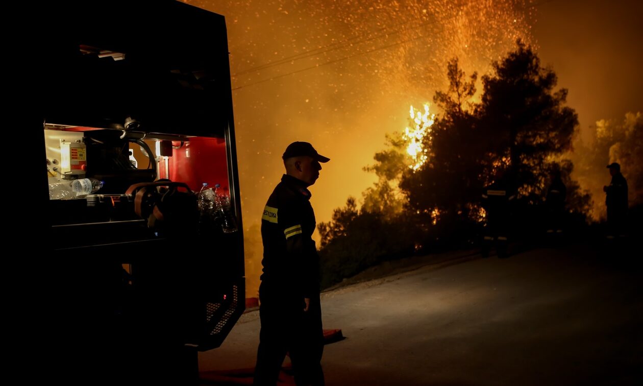 Ολονύχτια μάχη με τις φλόγες σε Κέρκυρα και Κορινθία