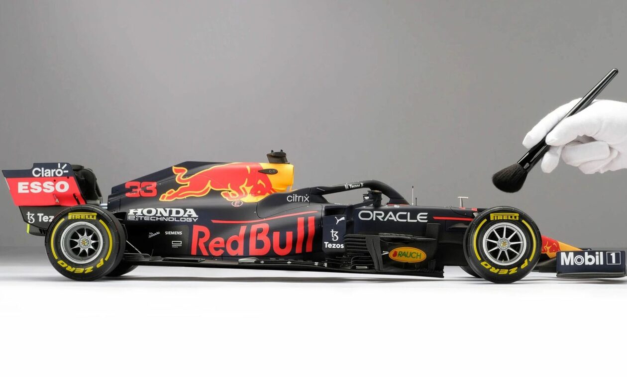 Η πρωταθλήτρια Red Bull RB16B και ως μοντέλο