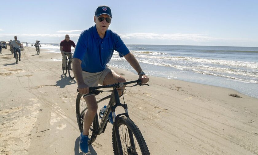 O Tζο Μπάιντεν κάνει ποδήλατο στην παραλία στη νότια Καρολίνα