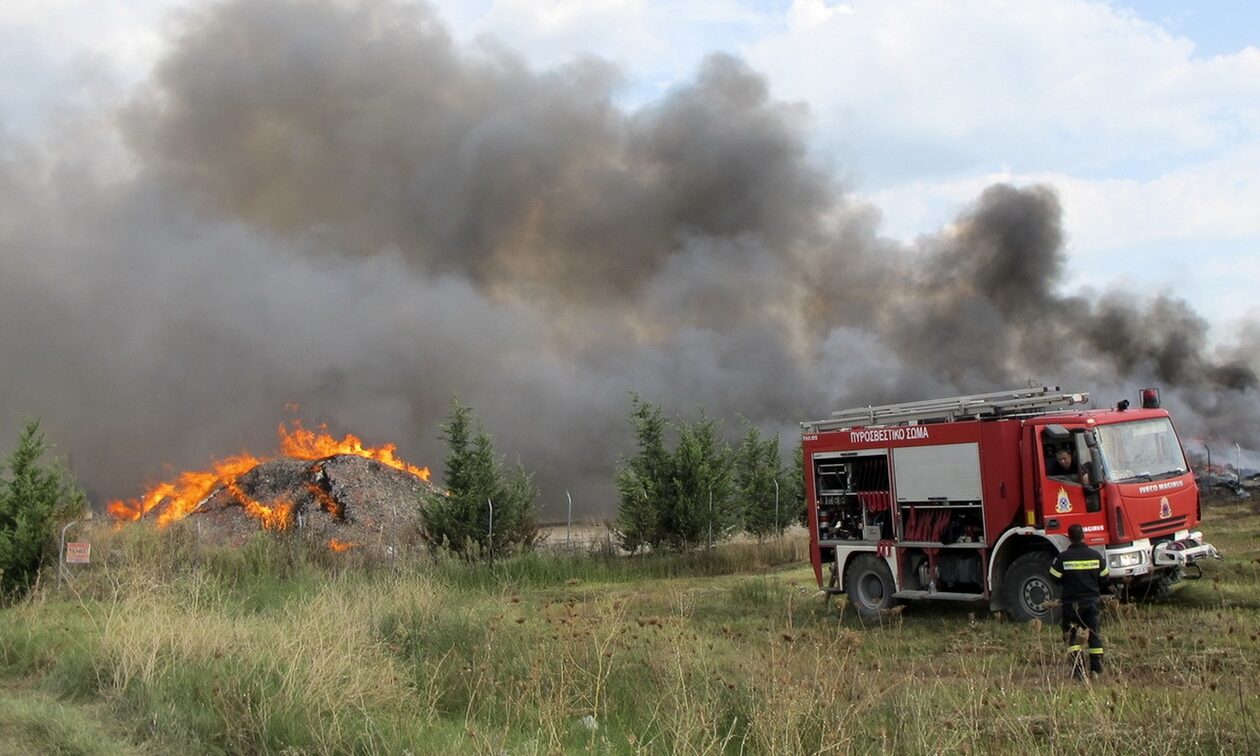 Φωτιά στην Αττική: Κατεσβέσθη η πυρκαγιά στο εργοστάσιο ανακύκλωσης στην Μάνδρα