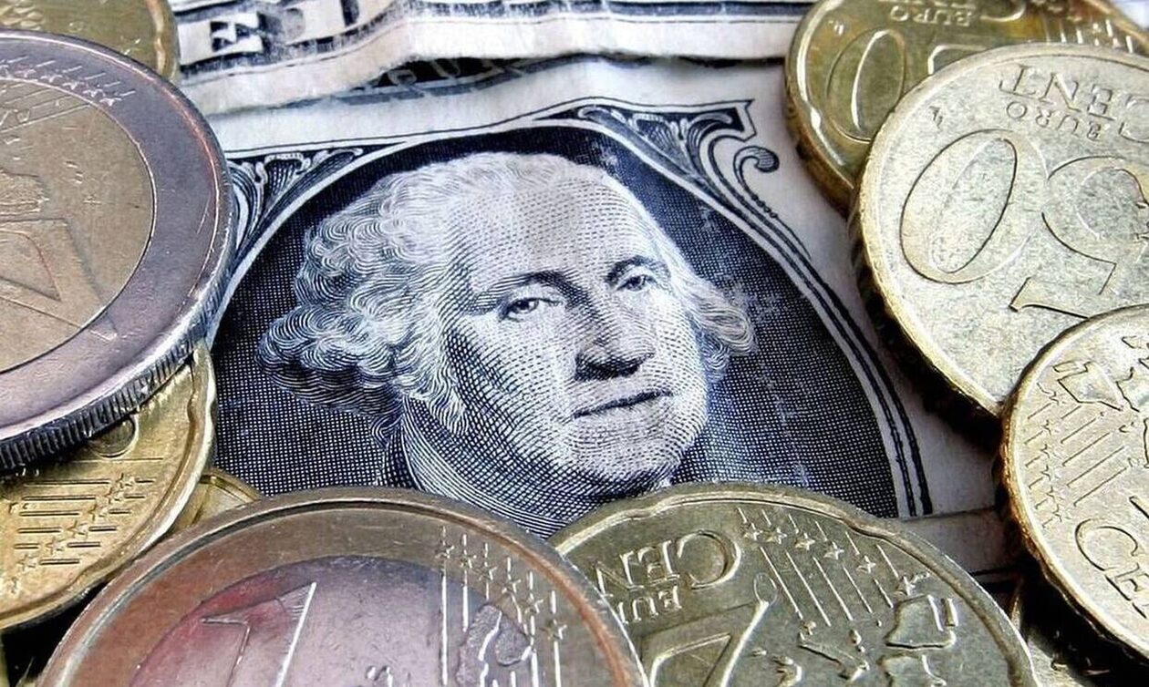 Σε ιστορικά χαμηλά 20 ετών το ευρώ έναντι του δολαρίου