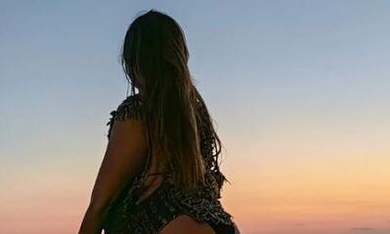 Mάγκυ Χαραλαμπίδου: Χάρισε το πιο σέξι ηλιοβασίλεμα στη Σαντορίνη
