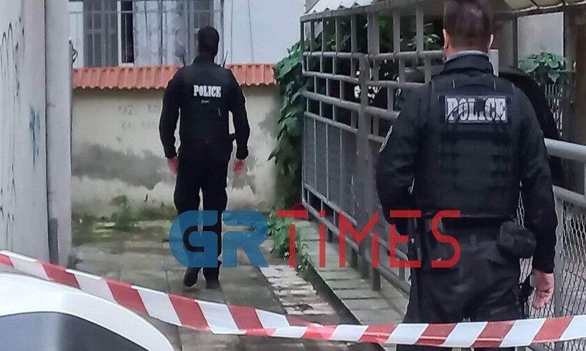 Θεσσαλονίκη: 64χρονος κείτονταν νεκρός στην αυλή του σπιτιού του έχοντας τραύμα από όπλο