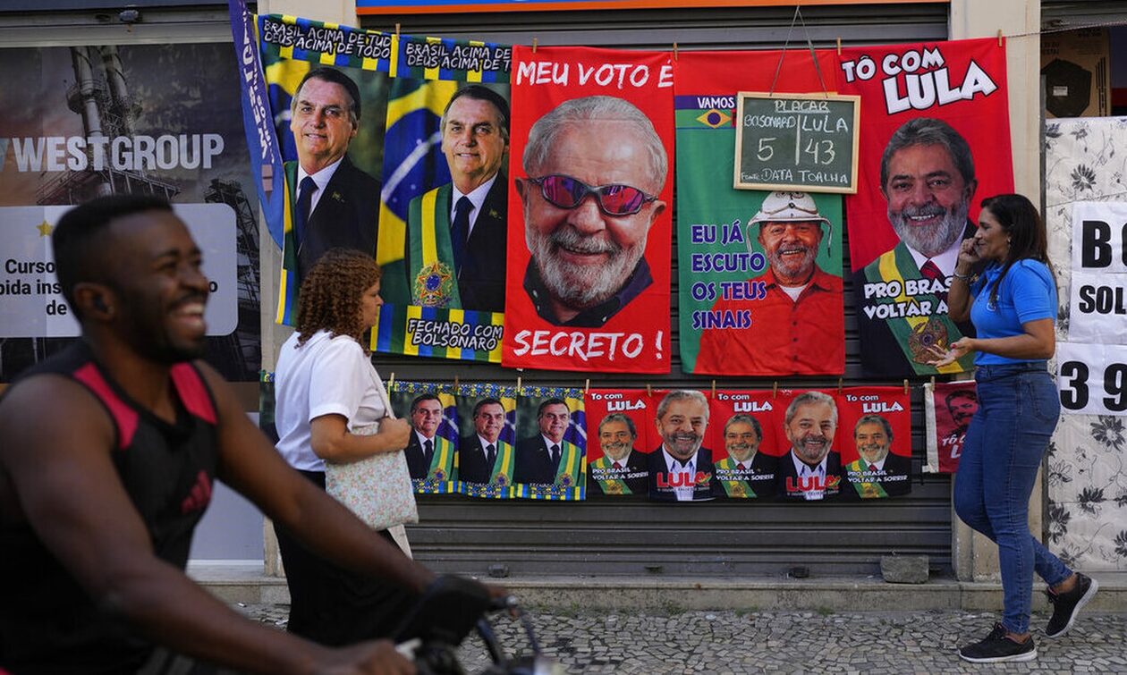 Βραζιλία: Ο Μπολσονάρου ψαλιδίζει το προβάδισμα του Λούλα ενόψει των προεδρικών εκλογών