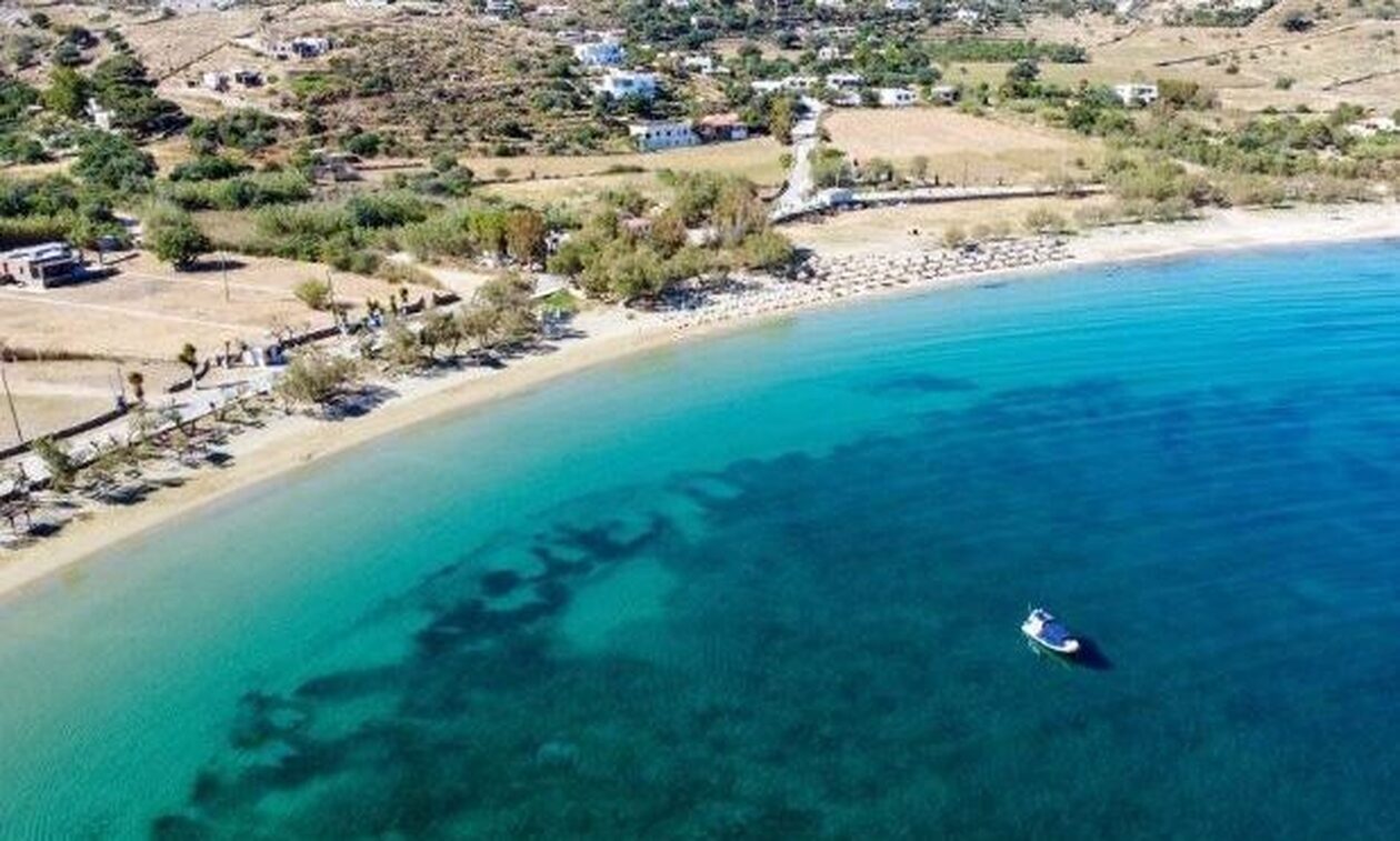 Κέα: Η υπέροχη παραλία του Οτζιά με τα κρυστάλλινα νερά της