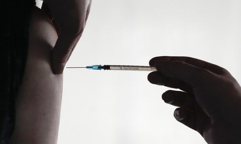 EMA: «Άνοιξε» ο δρόμος για τα επικαιροποιημένα εμβόλια κατά της Όμικρον