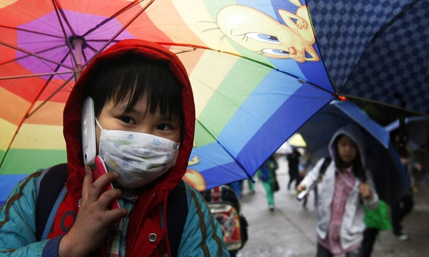 Mε ομπρέλες κατά της ζέστης προμηθεύονται πολλοί μαθητές στην Ιαπωνία