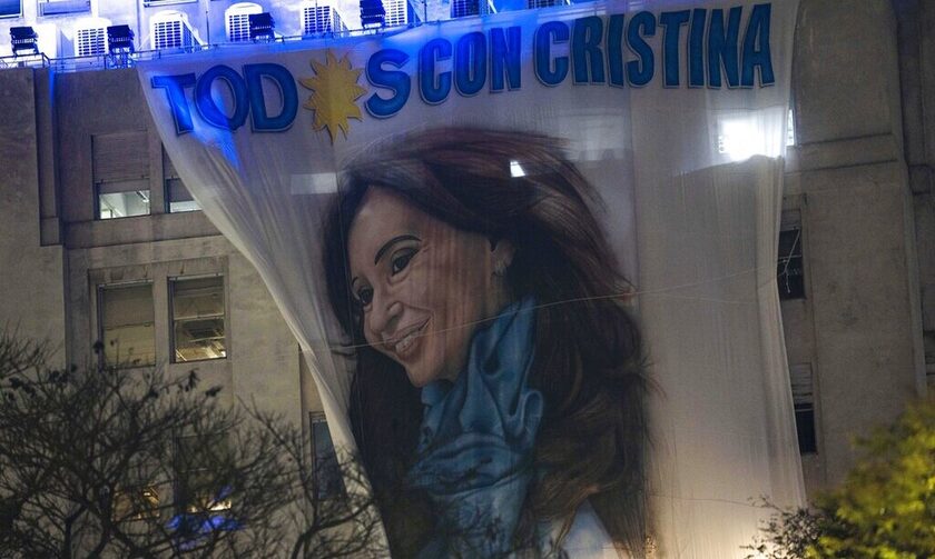 «Eίμαστε όλοι με την Κριστίνα» γράφει το πανό των υποστηρικτών της Κίρχνερ